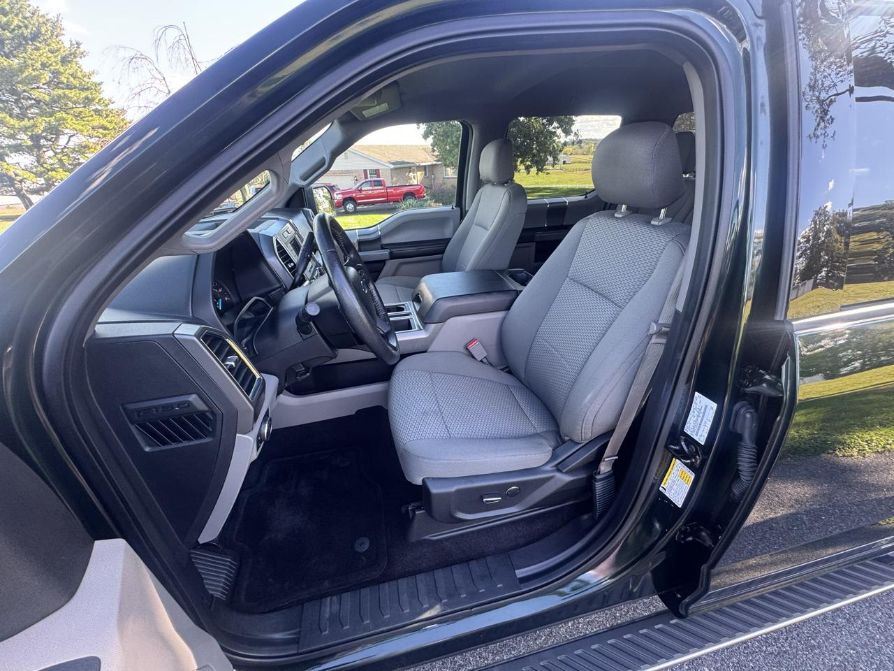 Ford F-150 4WD SuperCrew 157" Lariat w/HD Payload Pkg 2015