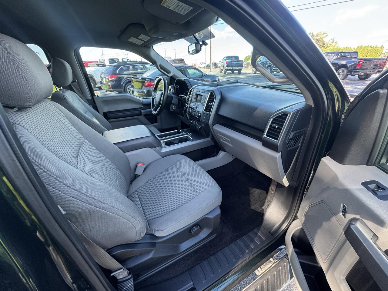 Ford F-150 4WD SuperCrew 157" Lariat w/HD Payload Pkg 2015