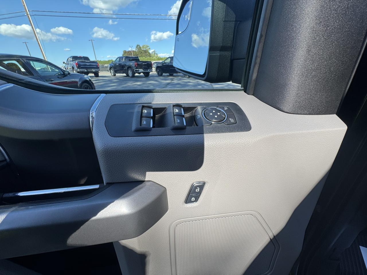 Ford F-150 4WD SuperCrew 157" Lariat w/HD Payload Pkg 2015