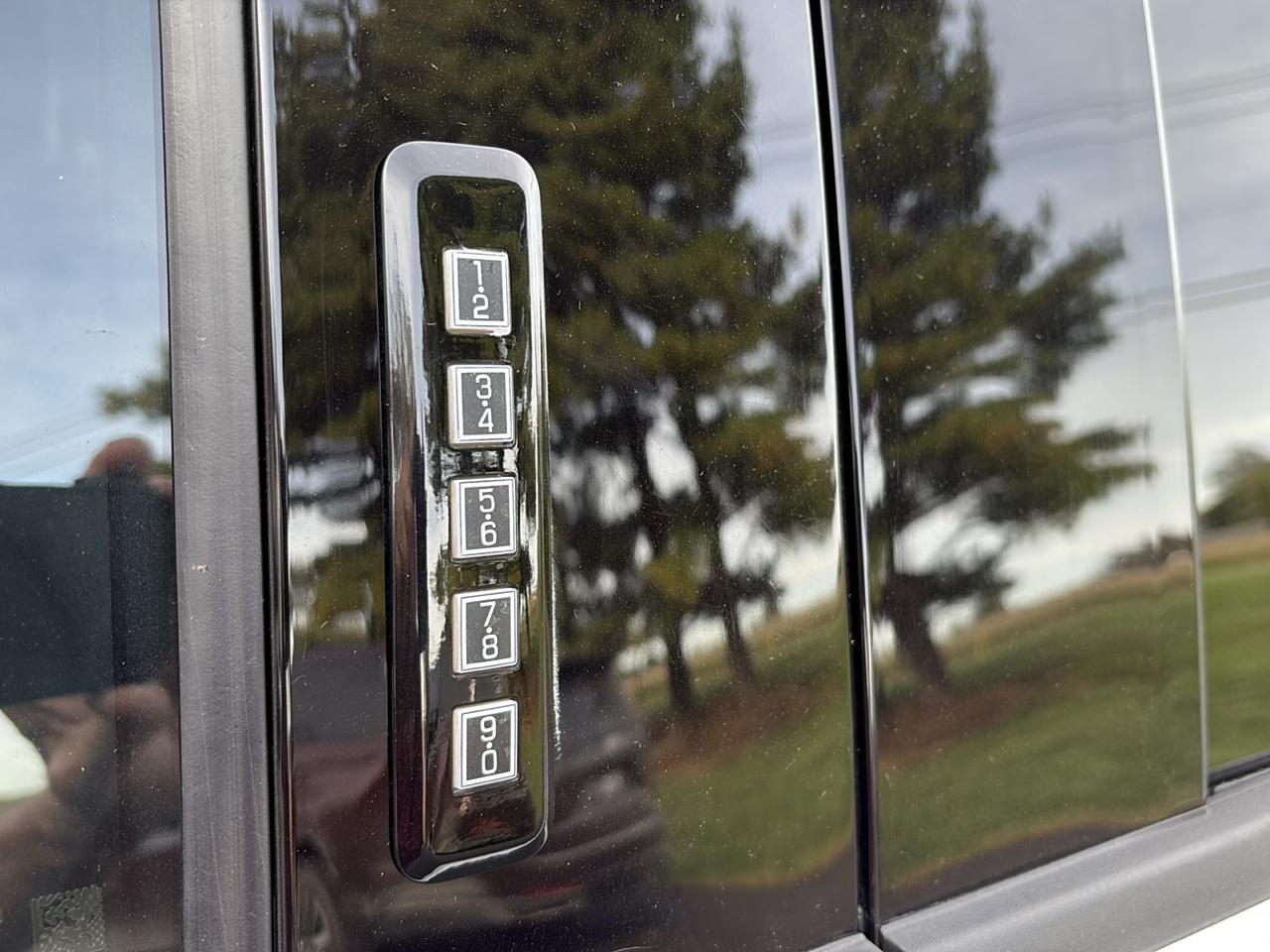 Ford Super Duty F-250 SRW XLT 4WD Crew Cab 8' Box 2024