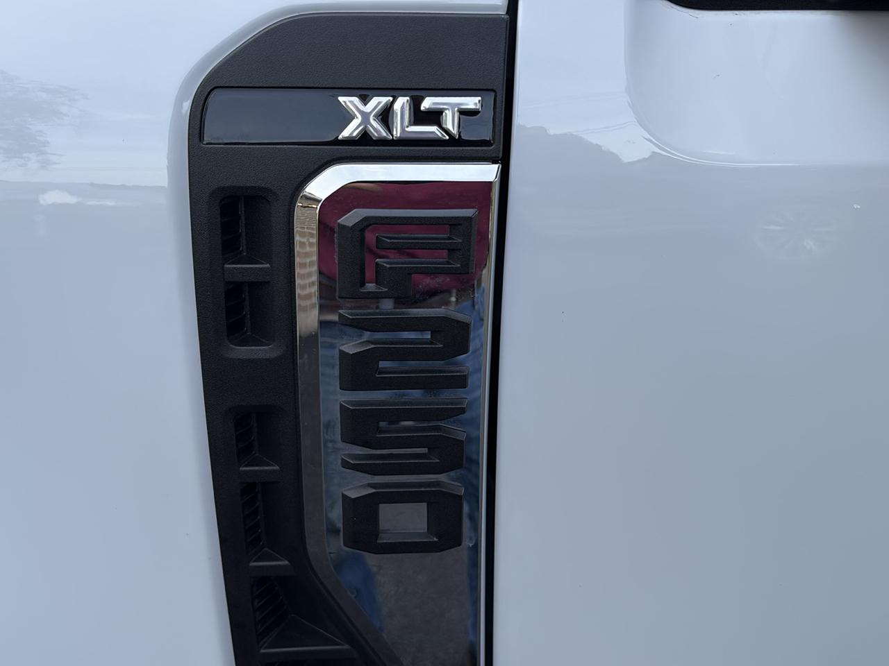 Ford Super Duty F-250 SRW XLT 4WD Crew Cab 8' Box 2024