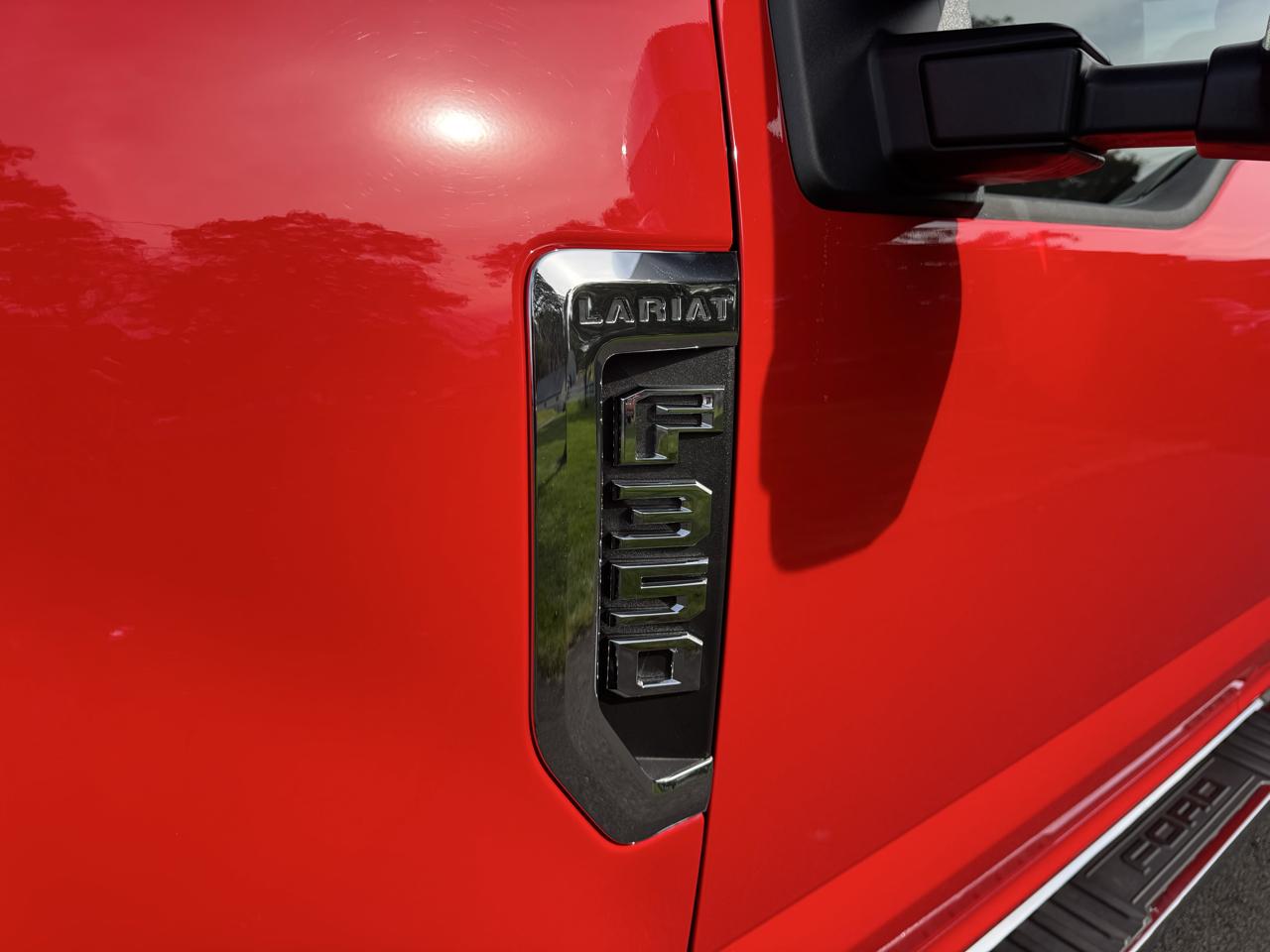 Ford Super Duty F-350 SRW Lariat 4WD SuperCab 8' Box 2022
