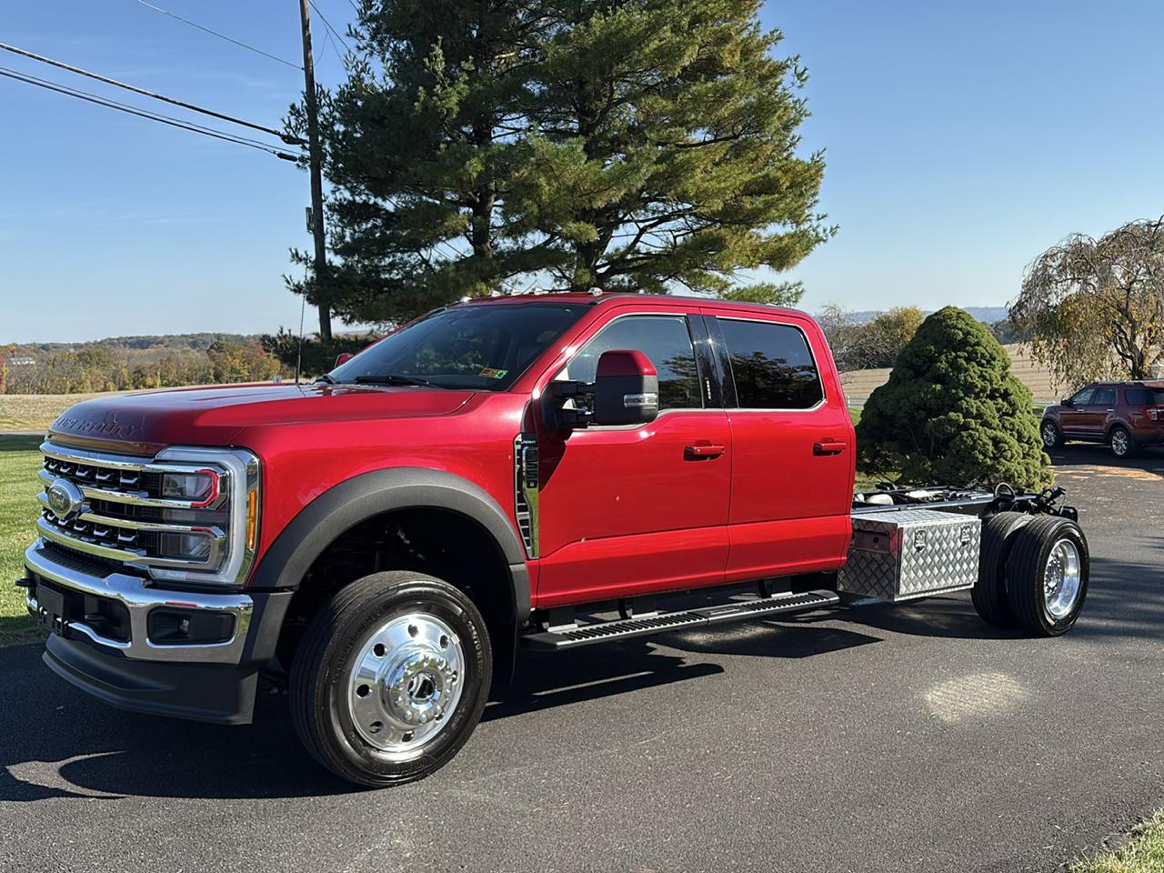 Ford Super Duty F-550 DRW Lariat 4WD Crew Cab 179" WB 60" CA 2023