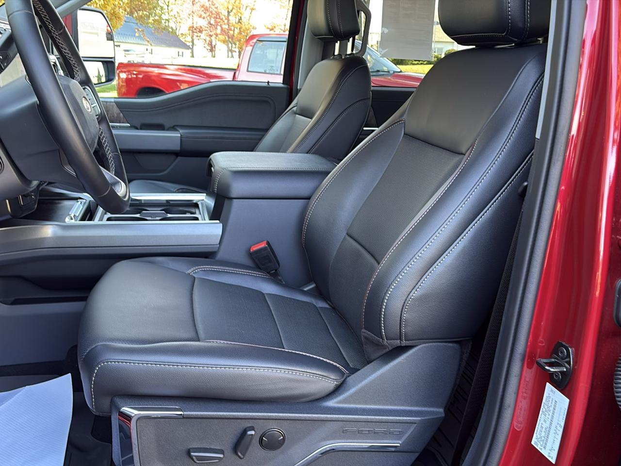 Ford Super Duty F-550 DRW Lariat 4WD Crew Cab 179" WB 60" CA 2023