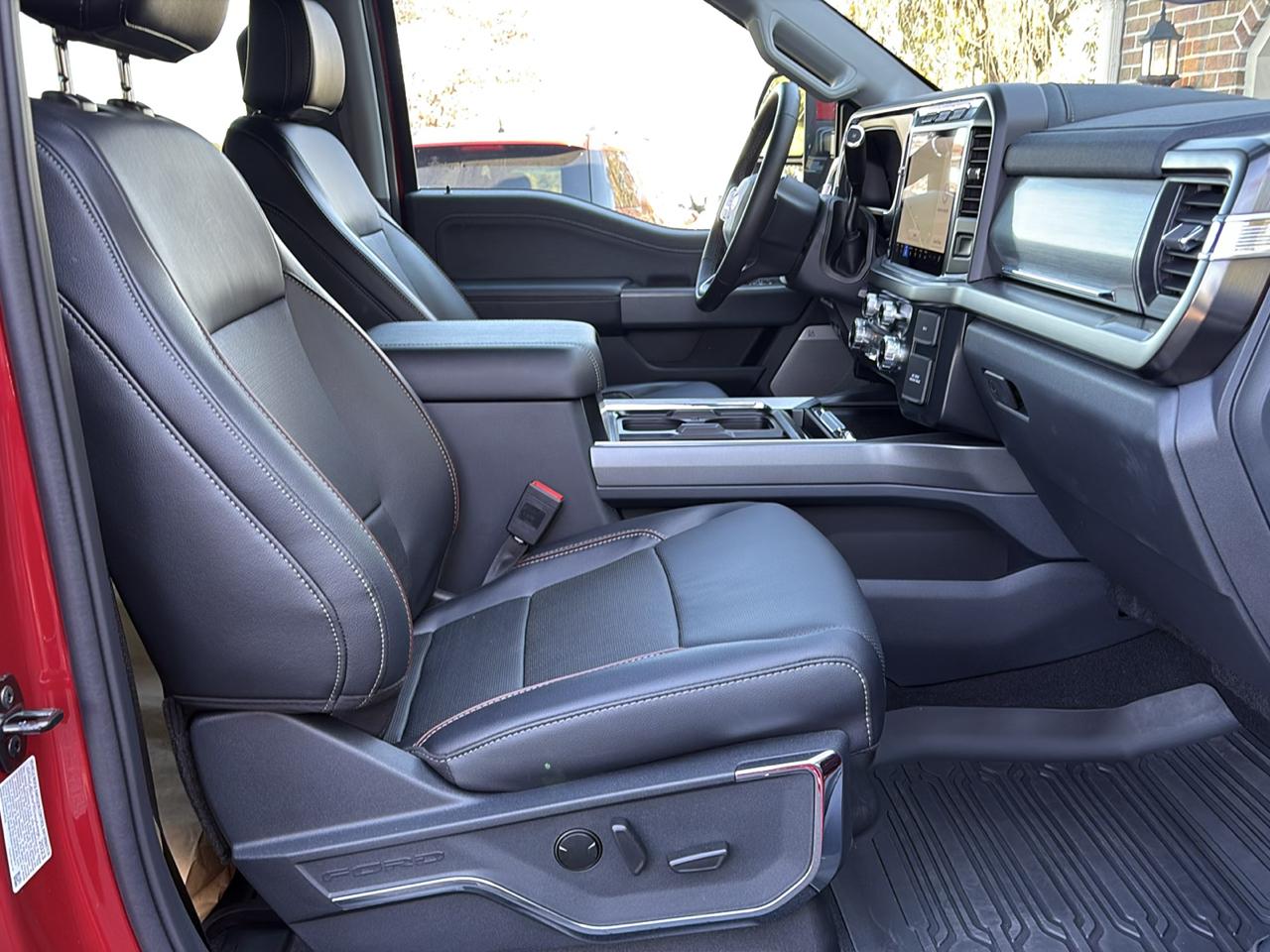 Ford Super Duty F-550 DRW Lariat 4WD Crew Cab 179" WB 60" CA 2023
