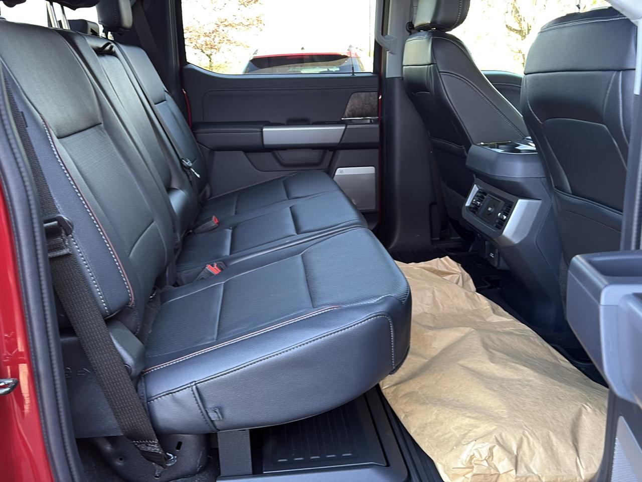Ford Super Duty F-550 DRW Lariat 4WD Crew Cab 179" WB 60" CA 2023