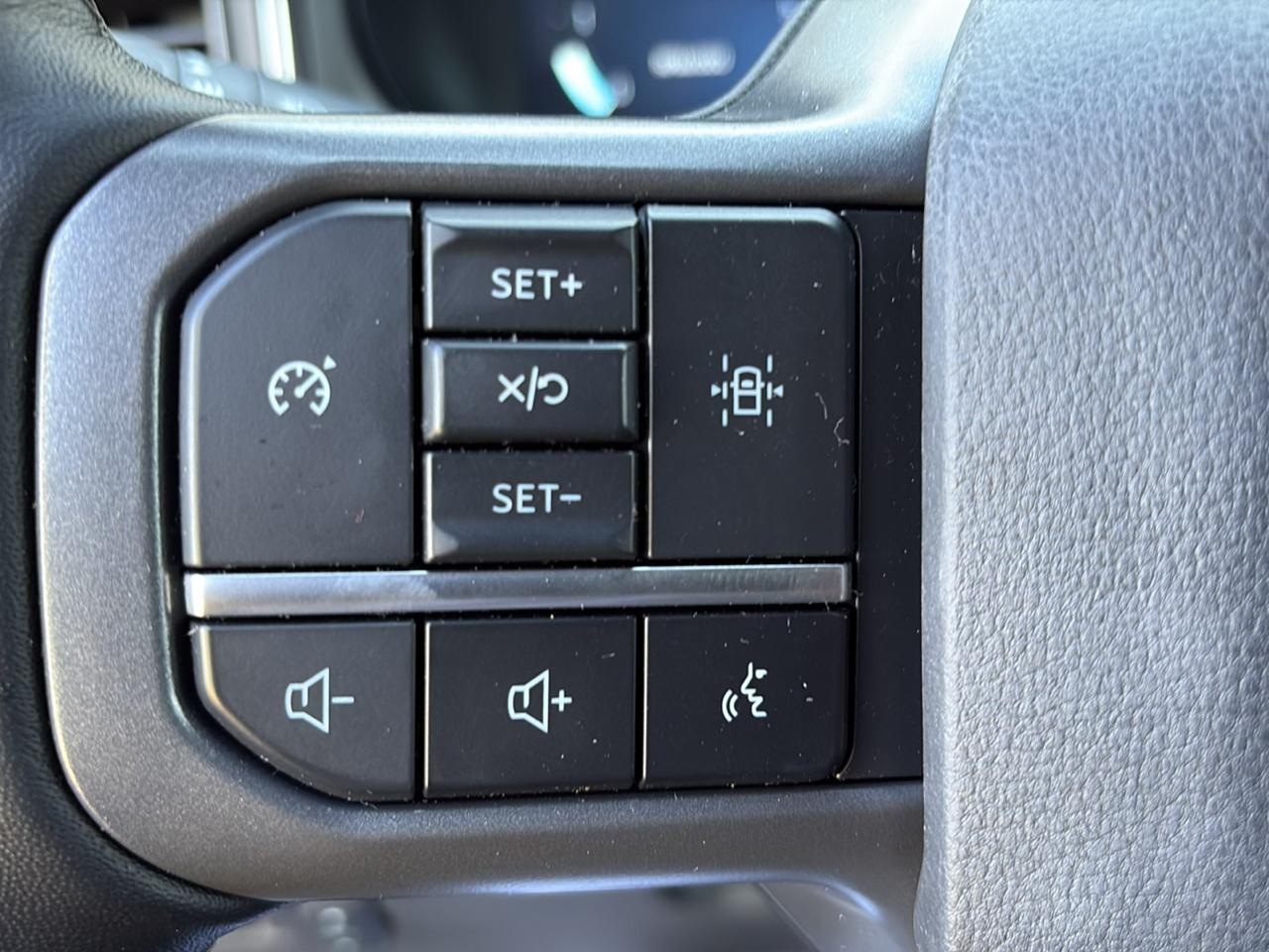 Ford Super Duty F-550 DRW Lariat 4WD Crew Cab 179" WB 60" CA 2023