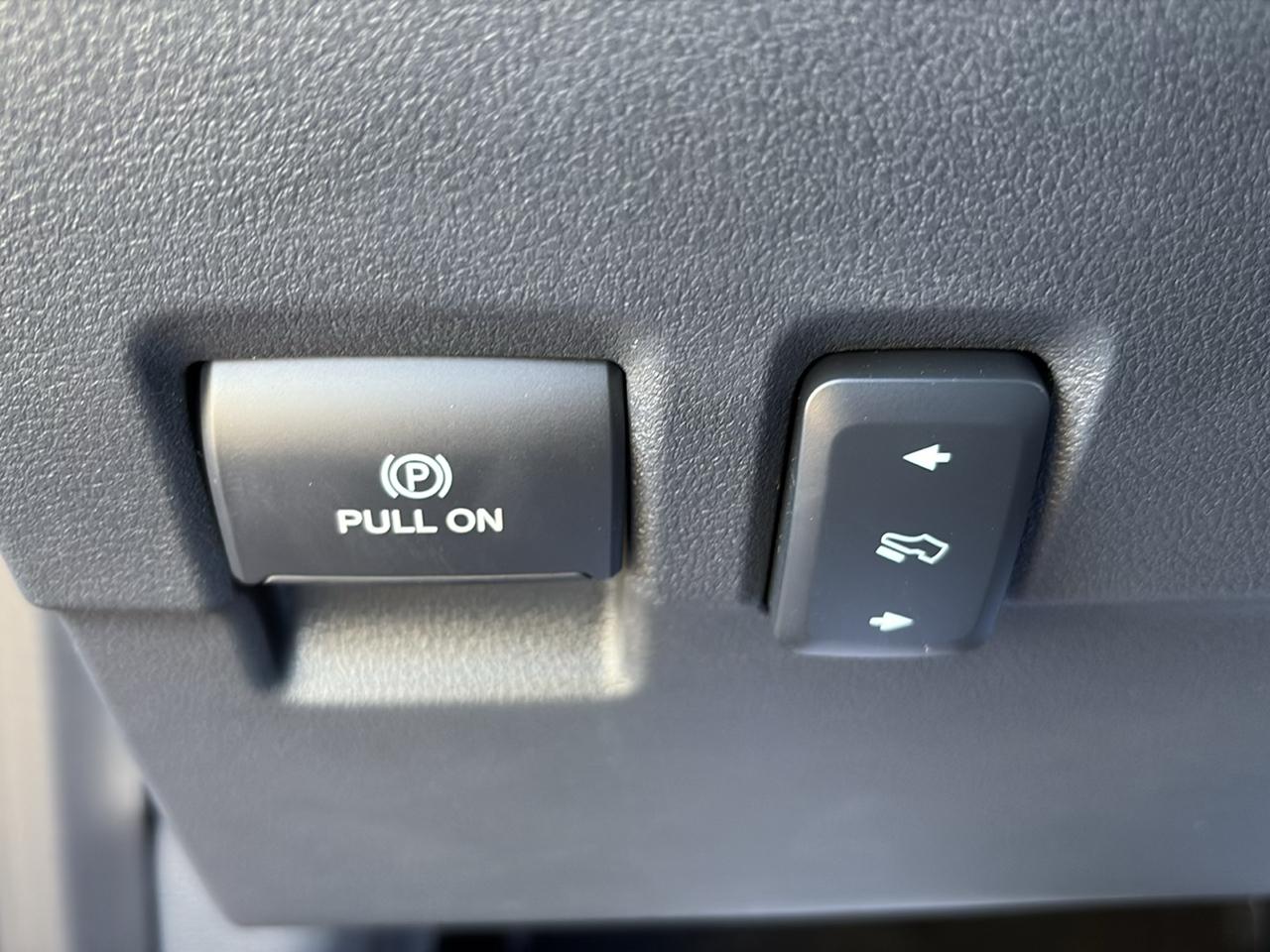 Ford Super Duty F-550 DRW Lariat 4WD Crew Cab 179" WB 60" CA 2023