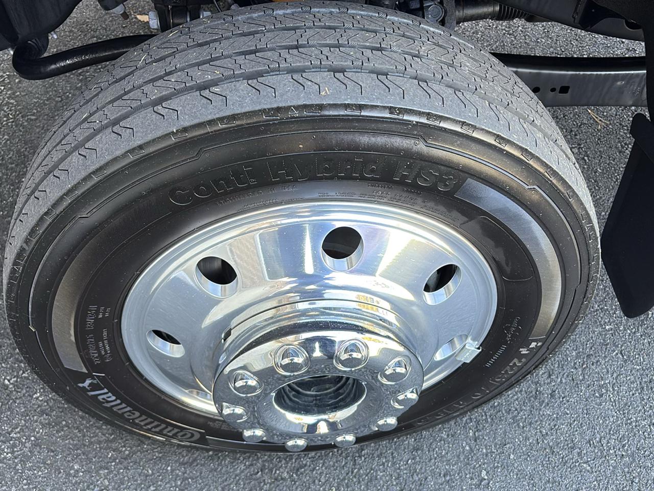 Ford Super Duty F-550 DRW Lariat 4WD Crew Cab 179" WB 60" CA 2023