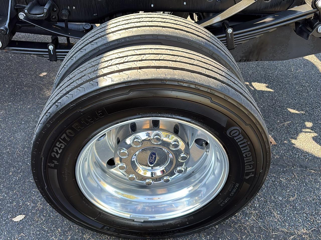 Ford Super Duty F-550 DRW Lariat 4WD Crew Cab 179" WB 60" CA 2023