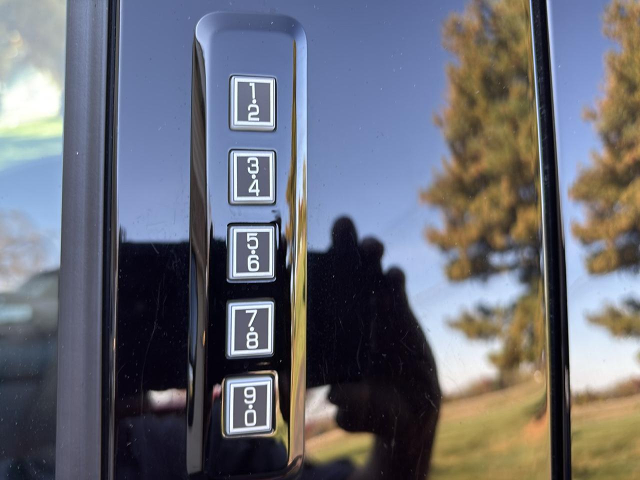 Ford Super Duty F-550 DRW Lariat 4WD Crew Cab 179" WB 60" CA 2023