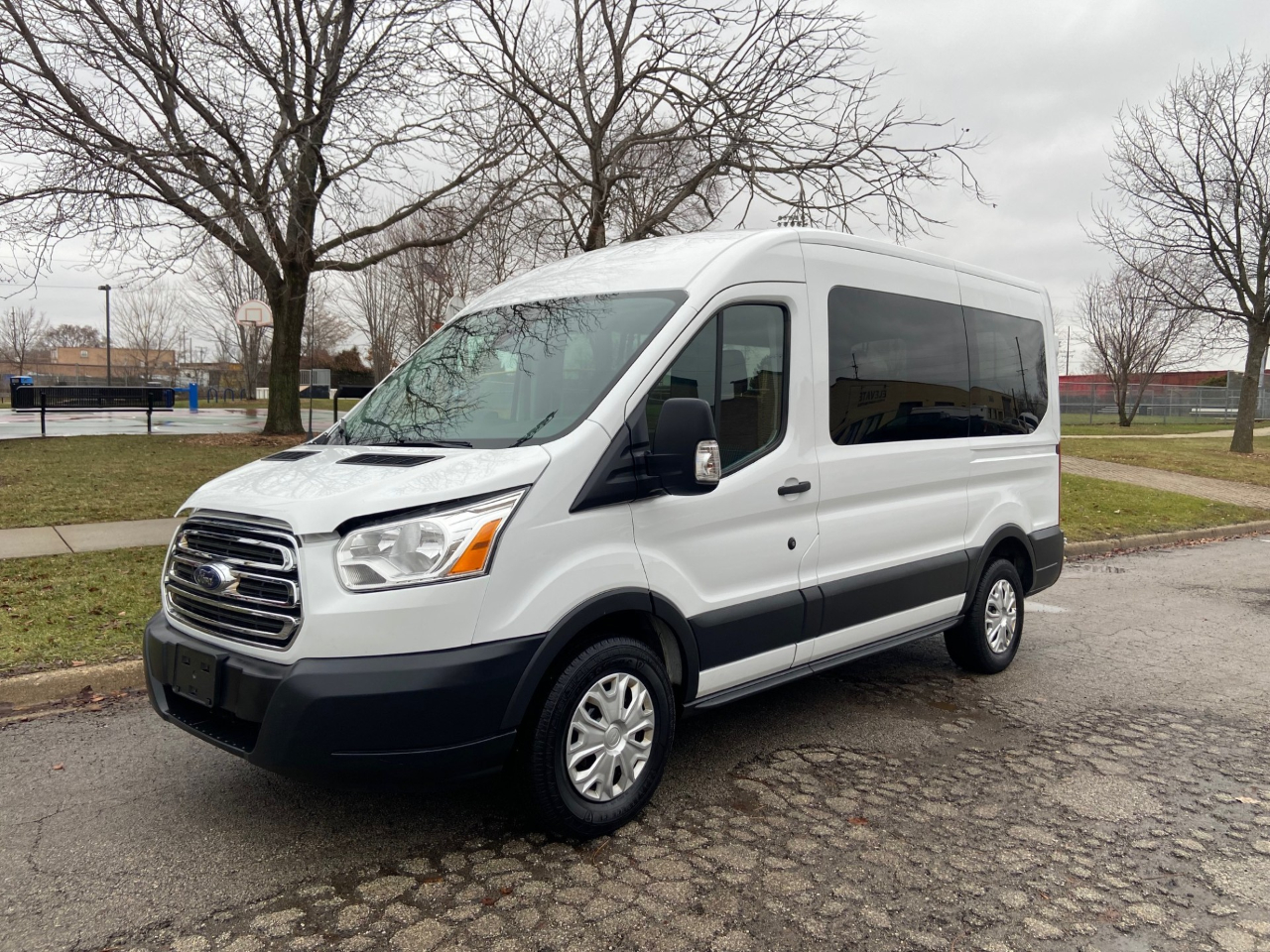Ford Transit 150 Wagon Med. Roof XLT w/Sliding Pass. 130-in. WB 2018