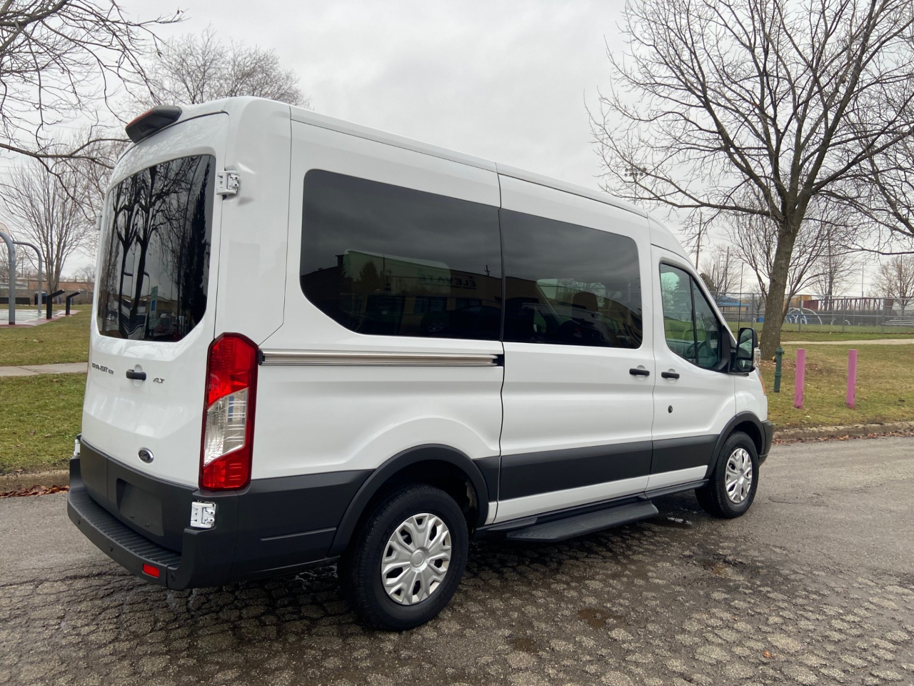 Ford Transit 150 Wagon Med. Roof XLT w/Sliding Pass. 130-in. WB 2018