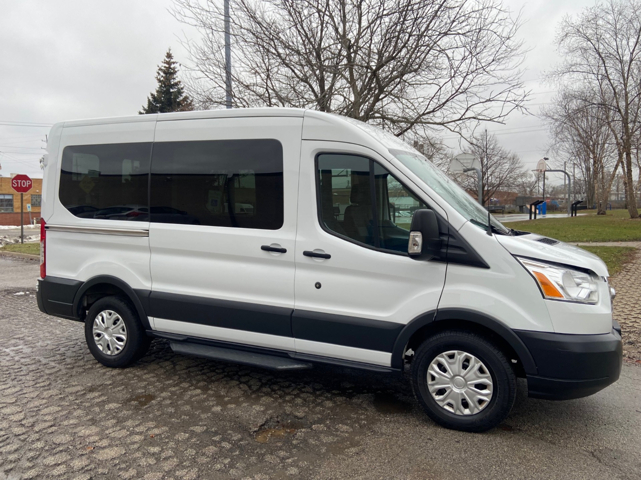 Ford Transit 150 Wagon Med. Roof XLT w/Sliding Pass. 130-in. WB 2018