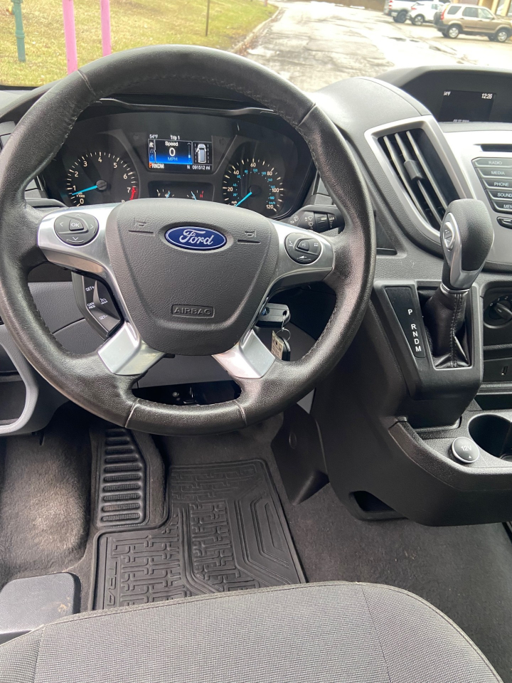 Ford Transit 150 Wagon Med. Roof XLT w/Sliding Pass. 130-in. WB 2018