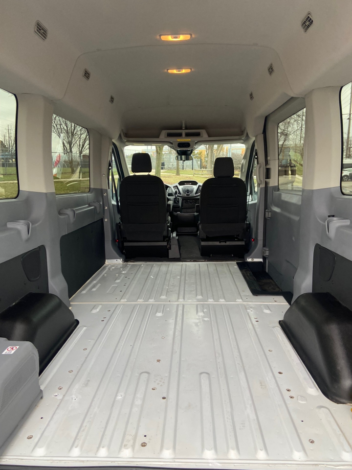 Ford Transit 150 Wagon Med. Roof XLT w/Sliding Pass. 130-in. WB 2018