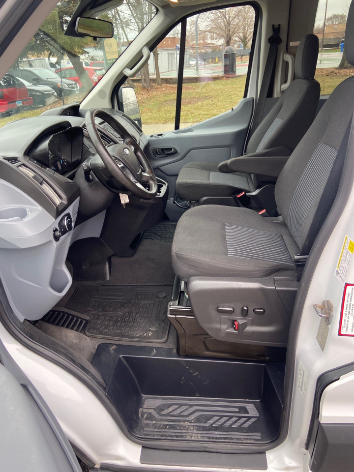 Ford Transit 150 Wagon Med. Roof XLT w/Sliding Pass. 130-in. WB 2018