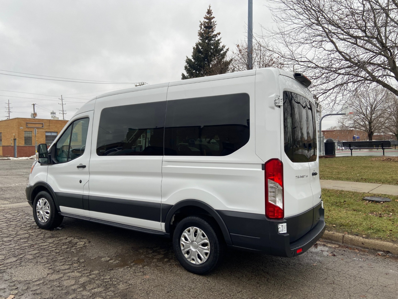 Ford Transit 150 Wagon Med. Roof XLT w/Sliding Pass. 130-in. WB 2018