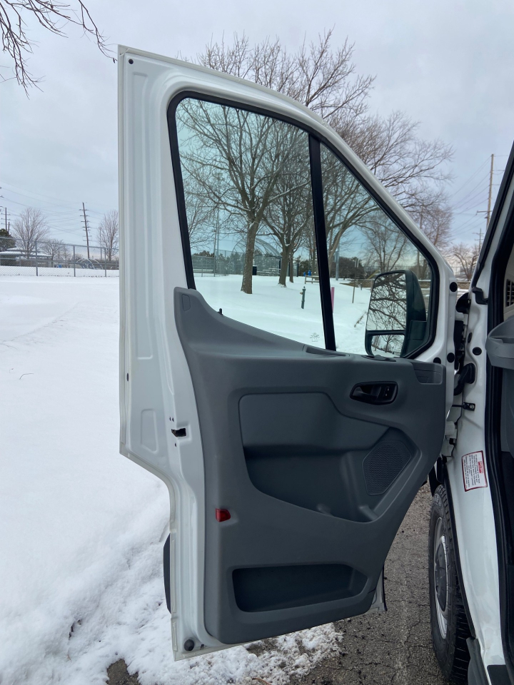 Ford Transit 250 Van Med. Roof w/Sliding Pass. 130-in. WB 2018