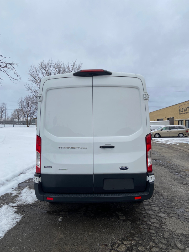Ford Transit 250 Van Med. Roof w/Sliding Pass. 130-in. WB 2018