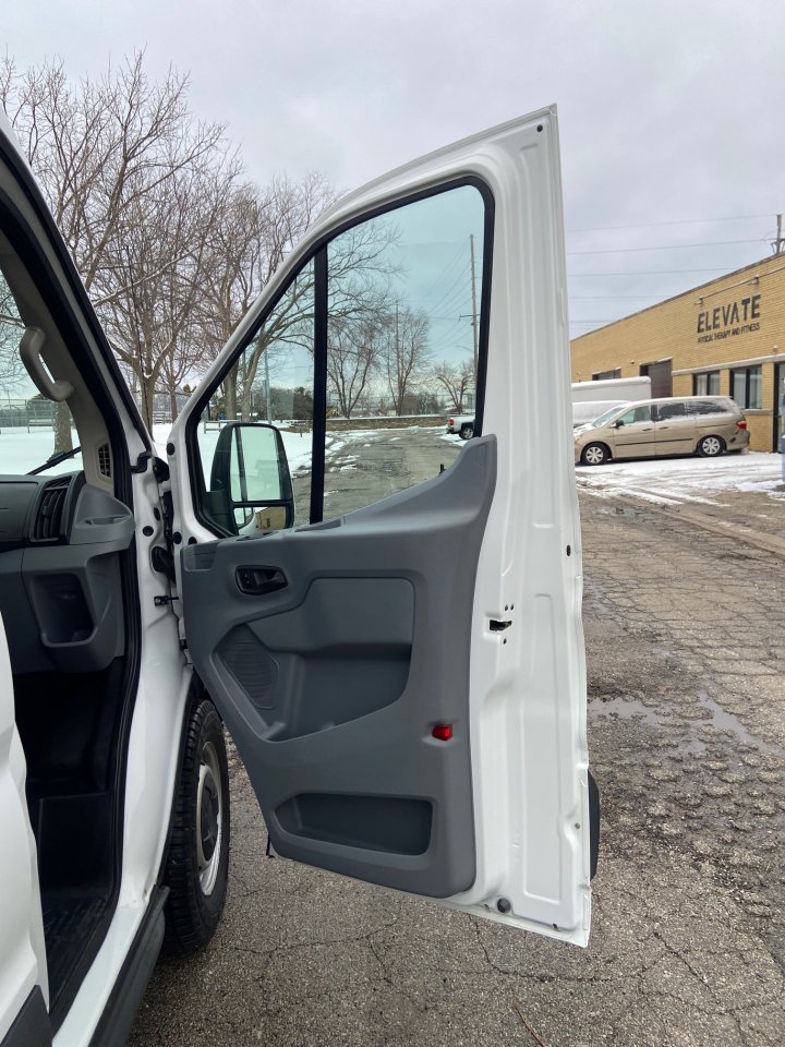 Ford Transit 250 Van Med. Roof w/Sliding Pass. 130-in. WB 2018