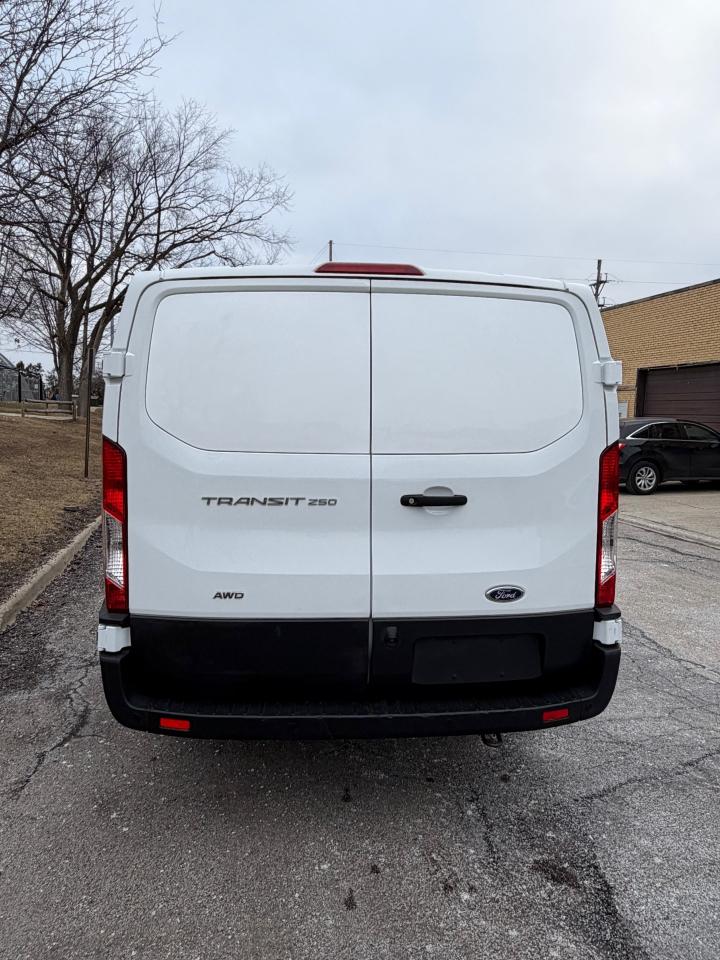 Ford Transit 250 Van Low Roof w/Sliding Pass. 130-in. WB 2020