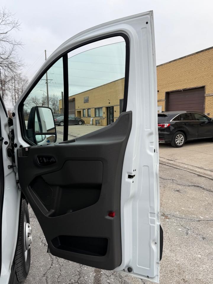 Ford Transit 250 Van Low Roof w/Sliding Pass. 130-in. WB 2020