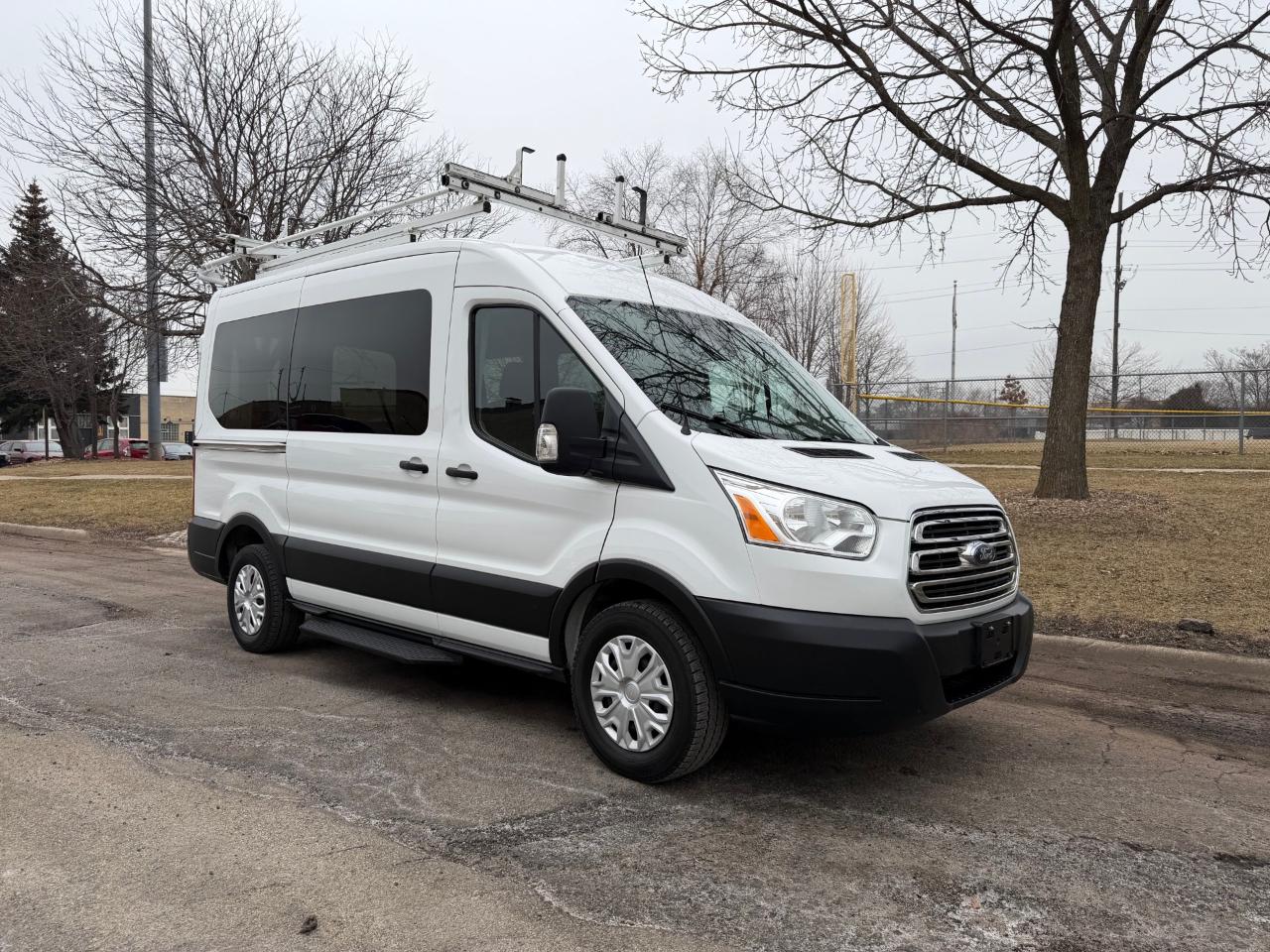 Ford Transit 150 Wagon Med. Roof XLT w/Sliding Pass. 130-in. WB 2019