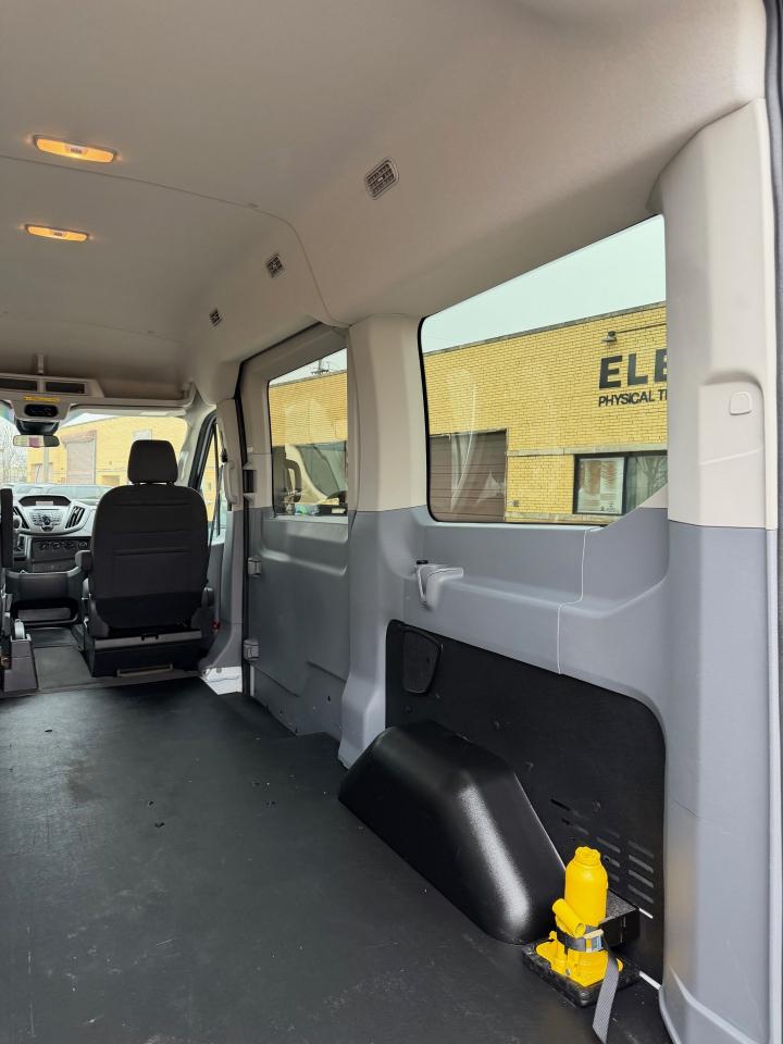 Ford Transit 150 Wagon Med. Roof XLT w/Sliding Pass. 130-in. WB 2019