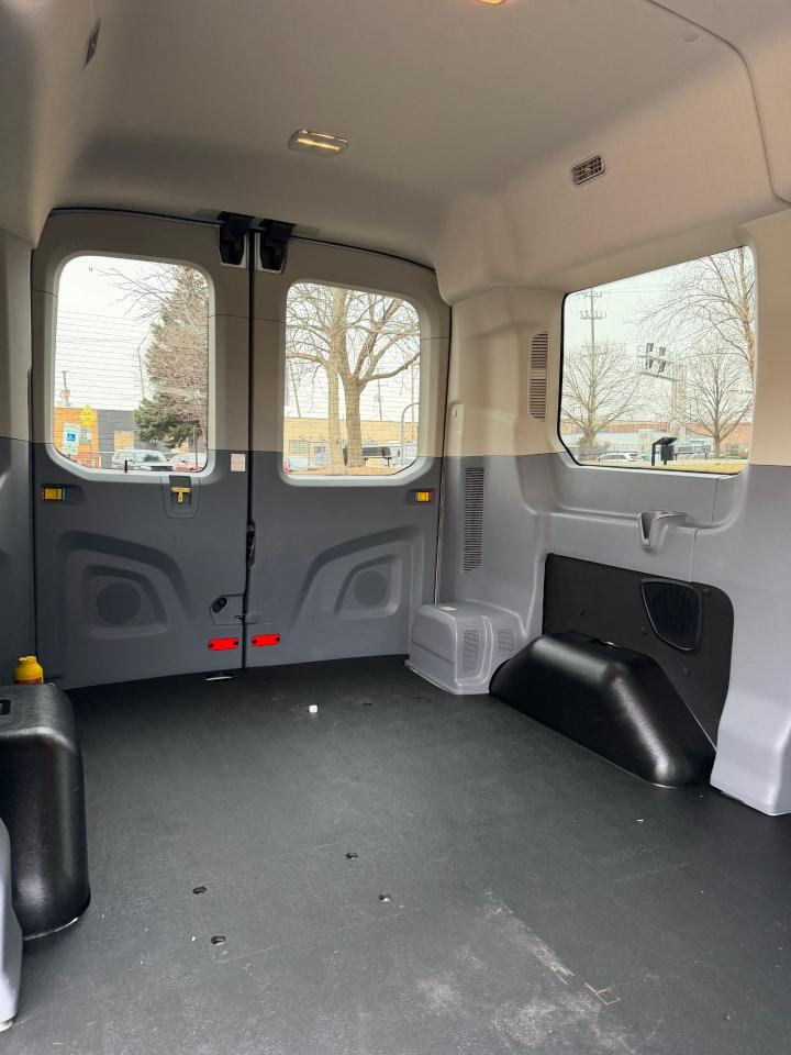 Ford Transit 150 Wagon Med. Roof XLT w/Sliding Pass. 130-in. WB 2019