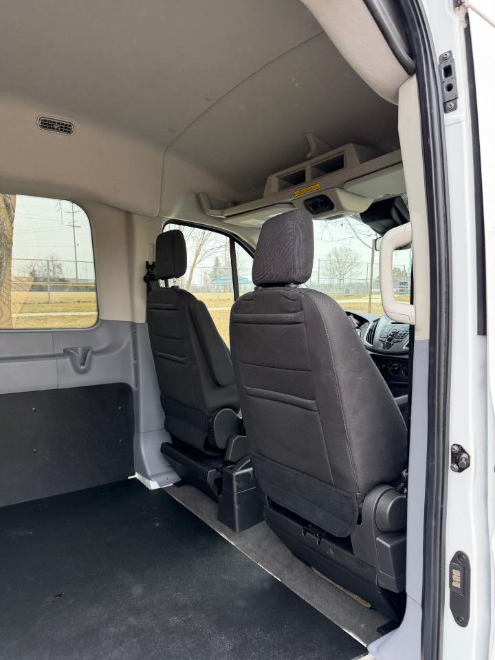 Ford Transit 150 Wagon Med. Roof XLT w/Sliding Pass. 130-in. WB 2019