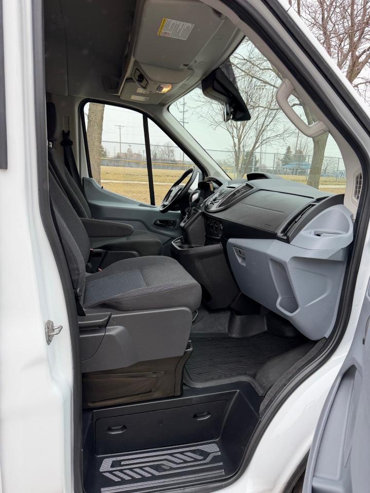Ford Transit 150 Wagon Med. Roof XLT w/Sliding Pass. 130-in. WB 2019