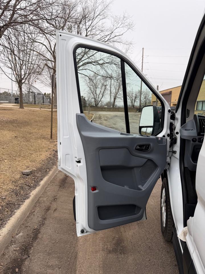 Ford Transit 150 Wagon Med. Roof XLT w/Sliding Pass. 130-in. WB 2019