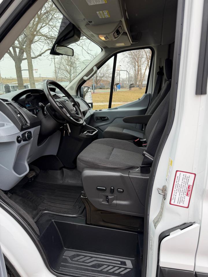 Ford Transit 150 Wagon Med. Roof XLT w/Sliding Pass. 130-in. WB 2019