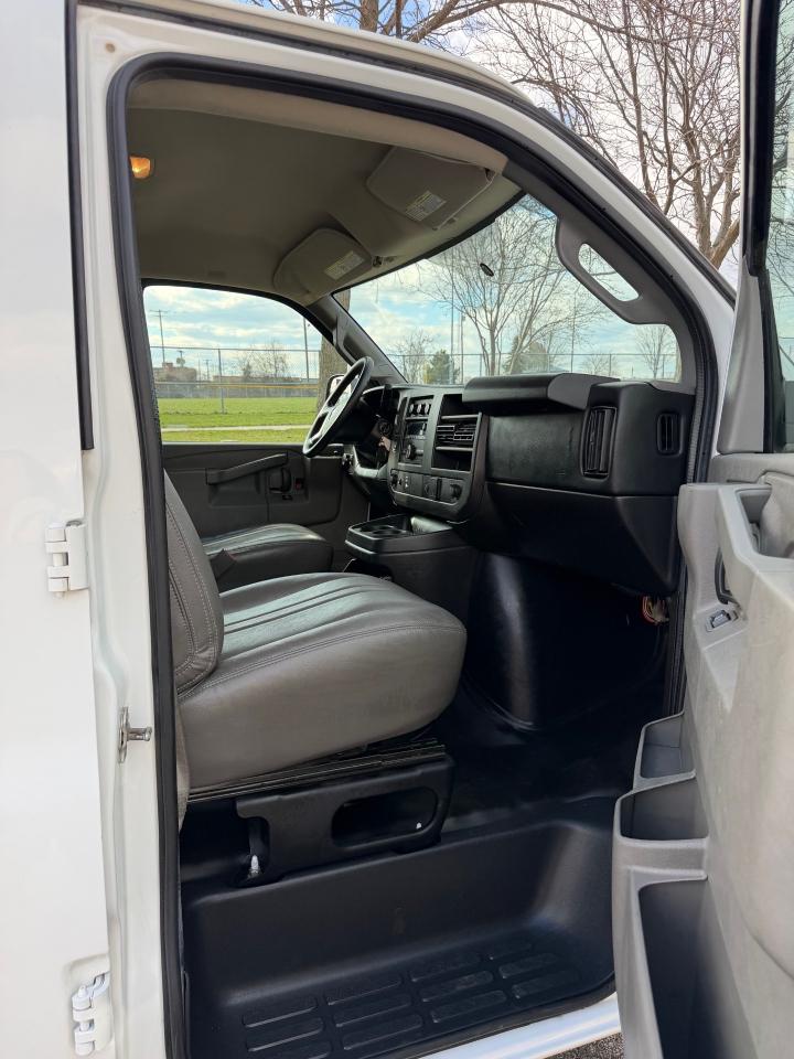 GMC Savana G3500 Cargo 2016