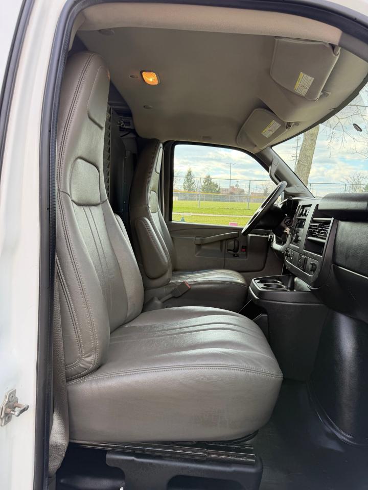 GMC Savana G3500 Cargo 2016