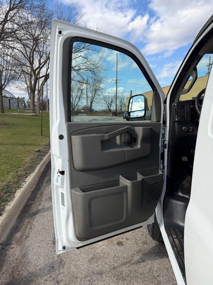 GMC Savana G3500 Cargo 2016