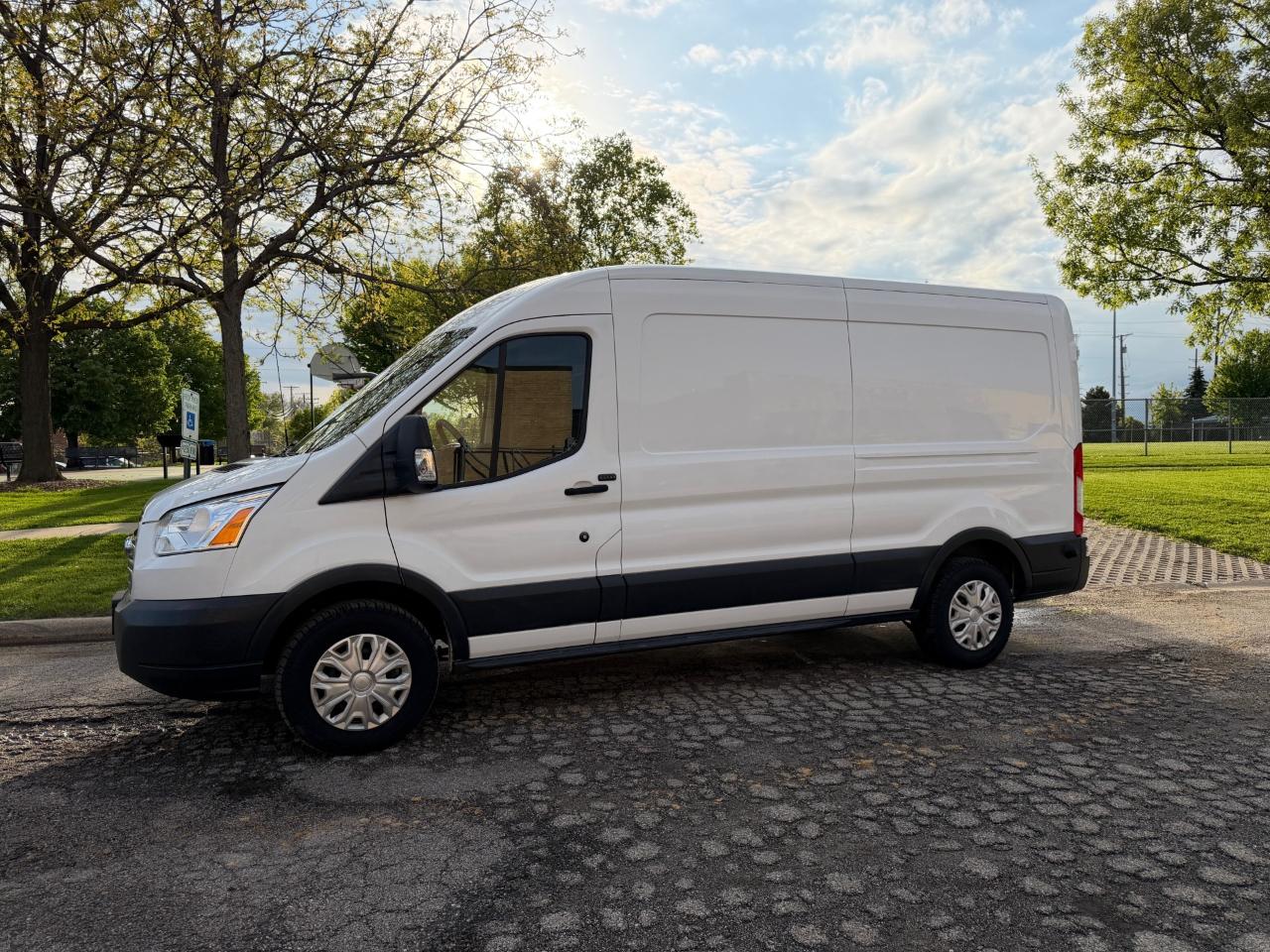 Ford Transit 250 Van Med. Roof w/Sliding Pass. 148-in. WB 2018
