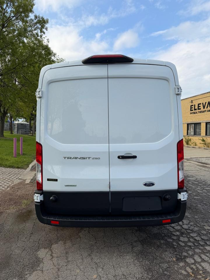 Ford Transit 250 Van Med. Roof w/Sliding Pass. 148-in. WB 2018