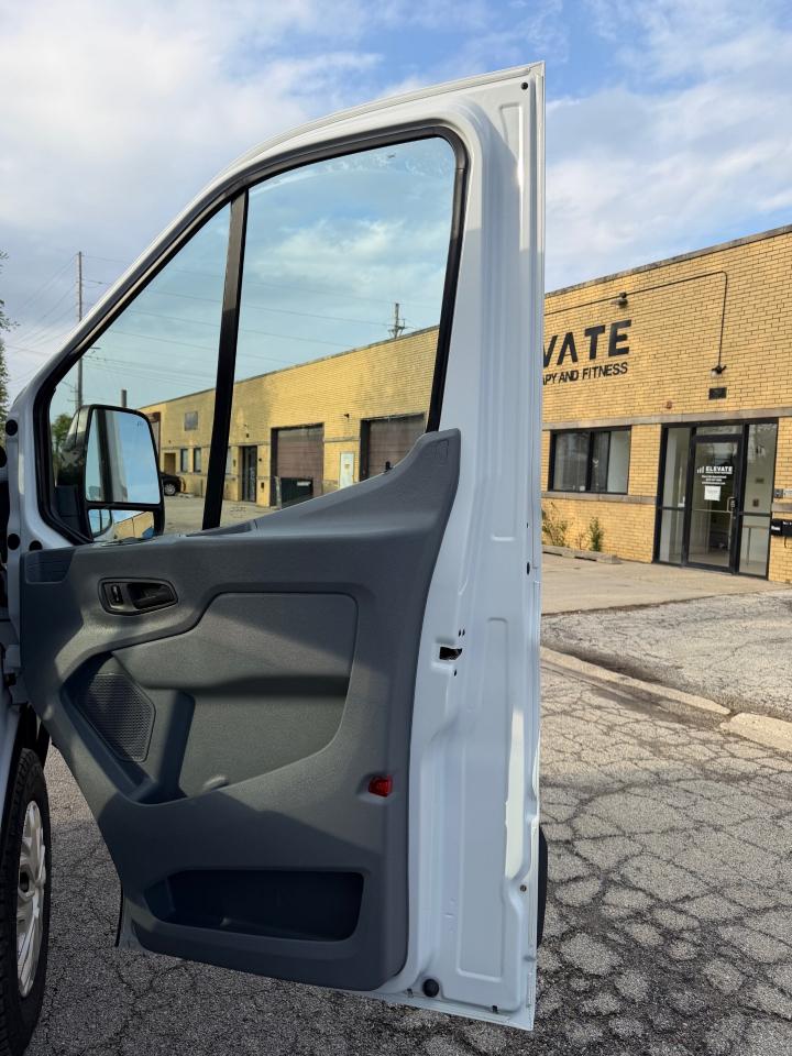 Ford Transit 250 Van Med. Roof w/Sliding Pass. 148-in. WB 2018