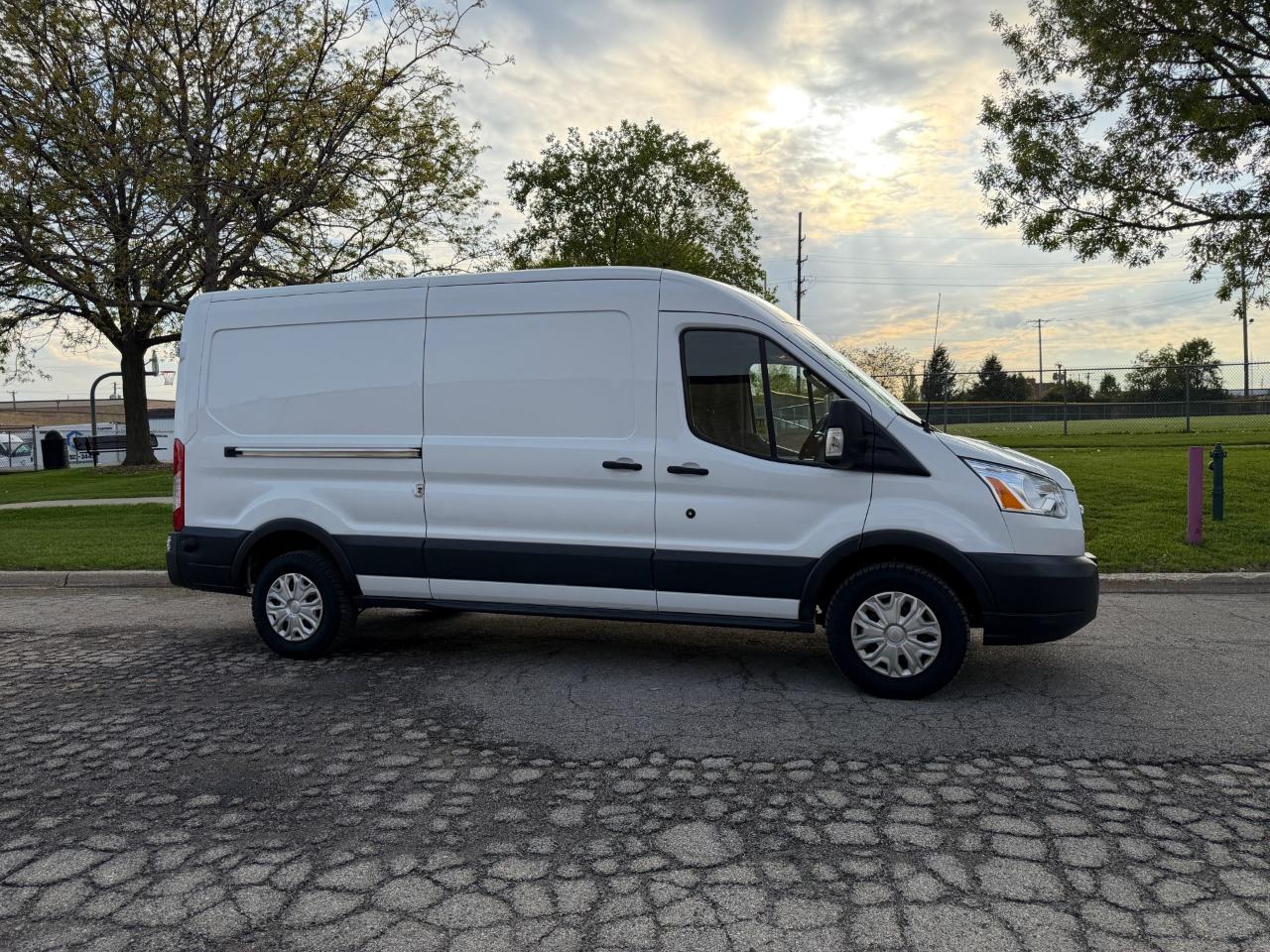 Ford Transit 250 Van Med. Roof w/Sliding Pass. 148-in. WB 2018