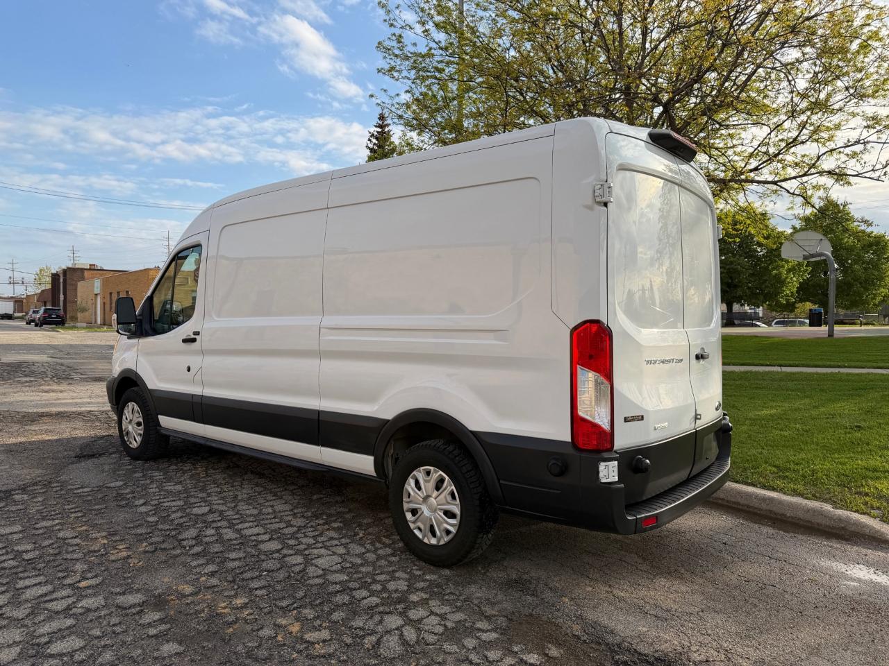 Ford Transit 250 Van Med. Roof w/Sliding Pass. 148-in. WB 2018