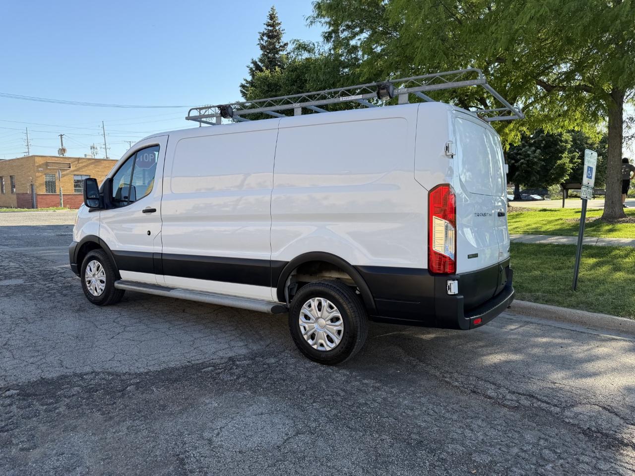 Ford Transit 250 Van Low Roof w/Sliding Pass. 130-in. WB 2020