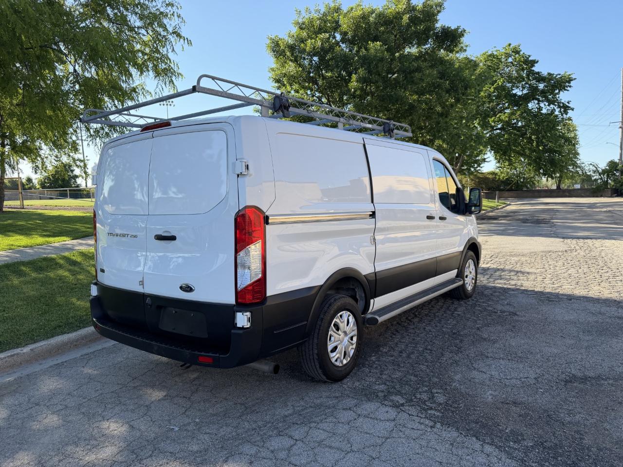 Ford Transit 250 Van Low Roof w/Sliding Pass. 130-in. WB 2020