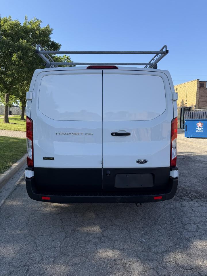 Ford Transit 250 Van Low Roof w/Sliding Pass. 130-in. WB 2020