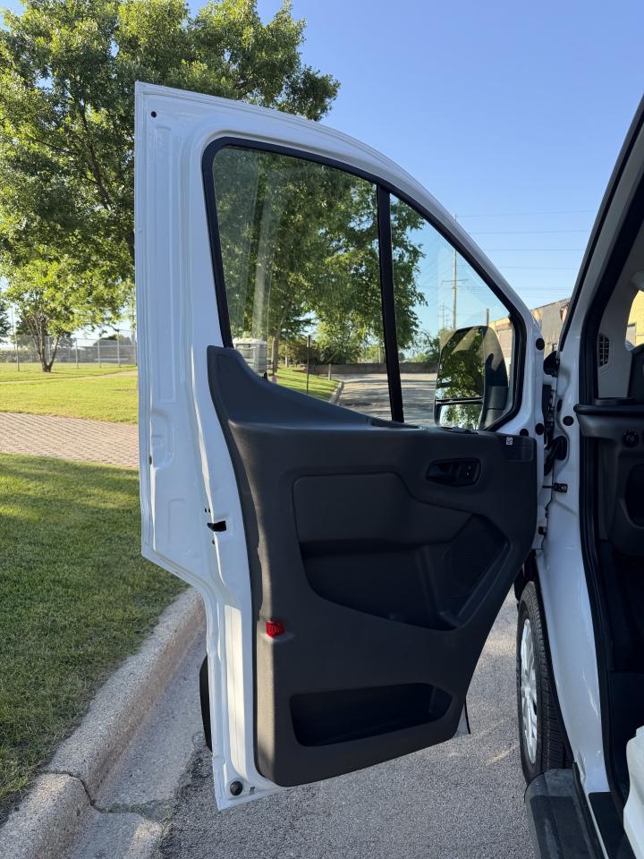 Ford Transit 250 Van Low Roof w/Sliding Pass. 130-in. WB 2020