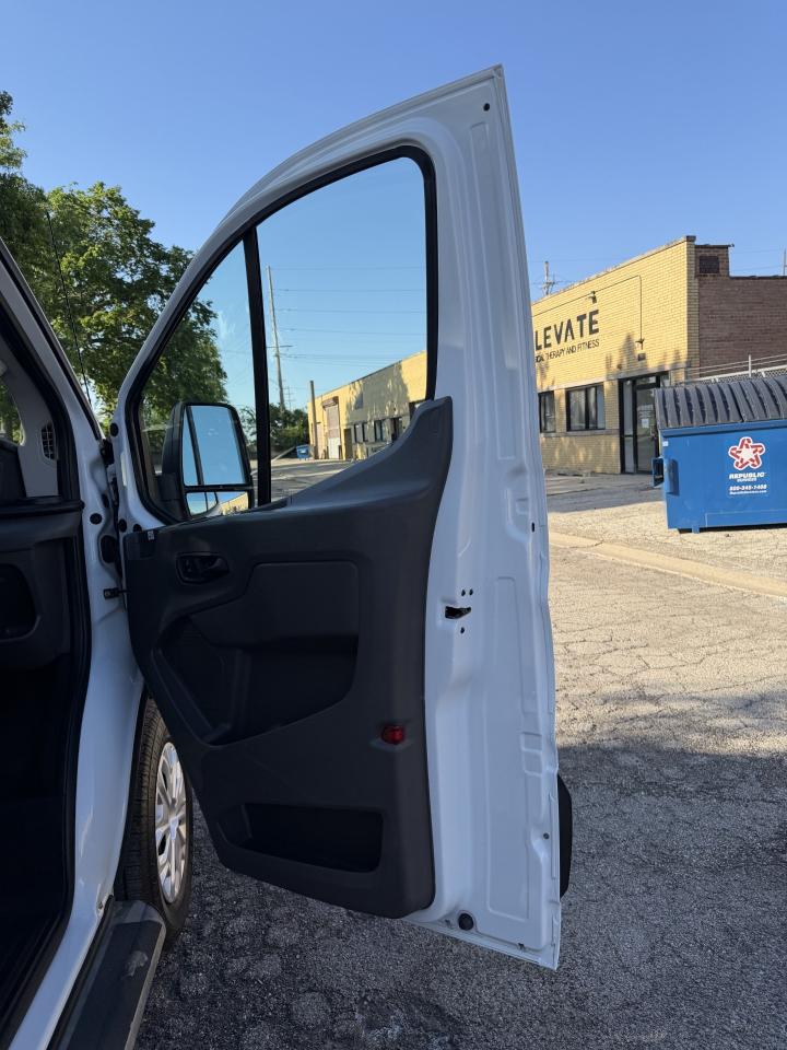 Ford Transit 250 Van Low Roof w/Sliding Pass. 130-in. WB 2020