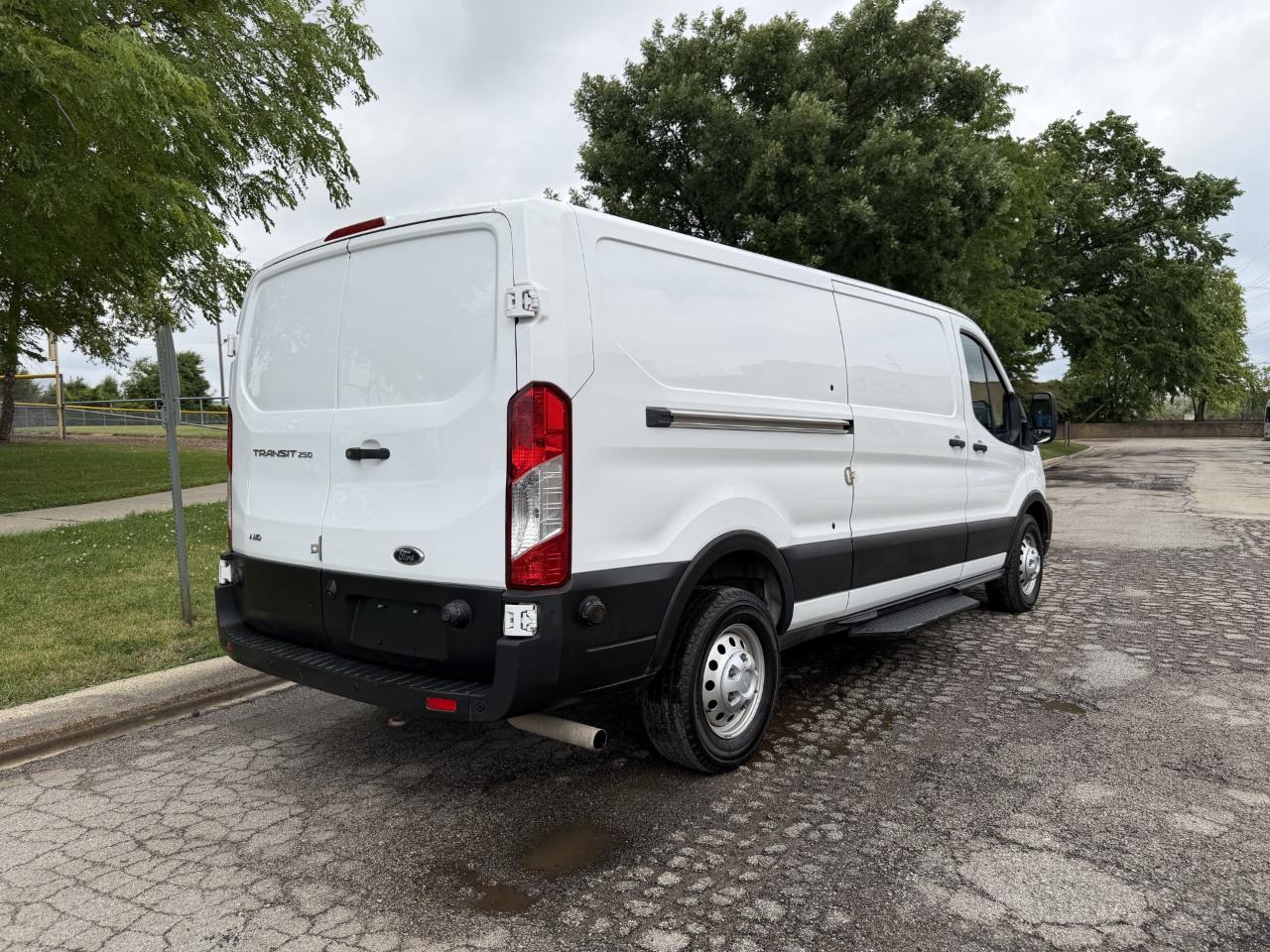 Ford Transit 250 Van Low Roof w/Sliding Pass. 148-in. WB 2020