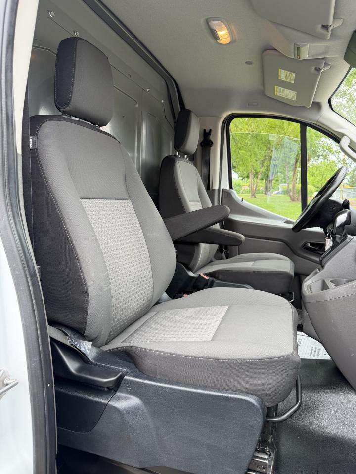 Ford Transit 250 Van Low Roof w/Sliding Pass. 148-in. WB 2020