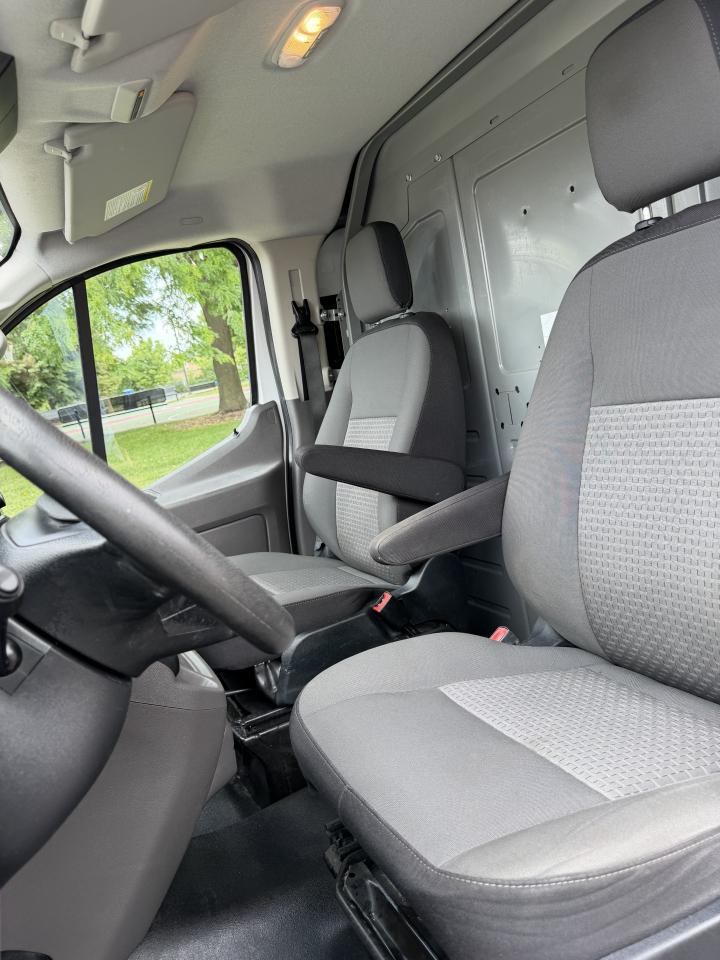 Ford Transit 250 Van Low Roof w/Sliding Pass. 148-in. WB 2020
